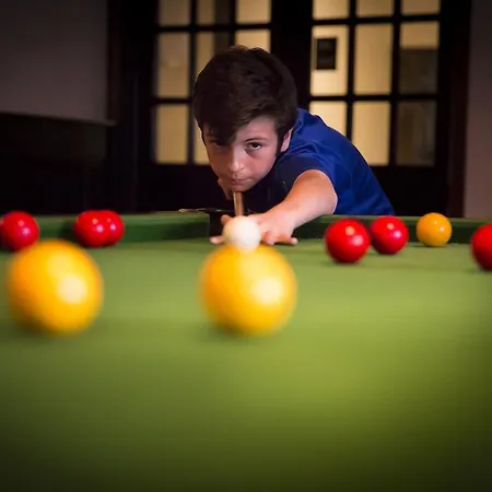 Casa de hóspedes The Midway Bar & *