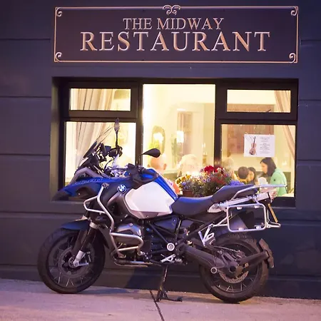 Casa de hóspedes The Midway Bar & *