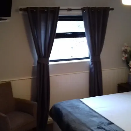 Casa de hóspedes The Midway Bar & *