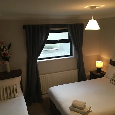 The Midway Bar & Maison d'hôtes *